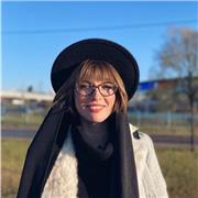 La profesora de historia del arte enseña de manera divertida e interesante. Conmigo, aprenderás sobre el arte y lo comprenderás